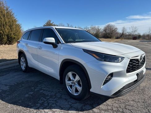 Used 2023 Toyota Highlander L image 3