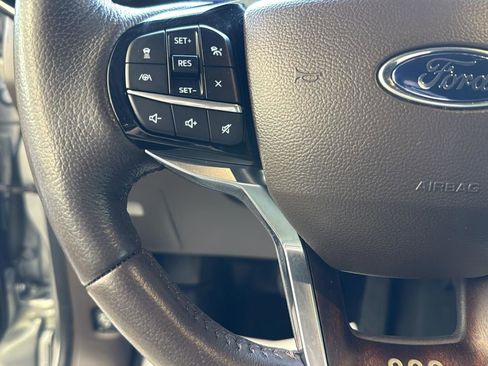 Used 2022 Ford Explorer King Ranch w/ Premium Technology Package image 17