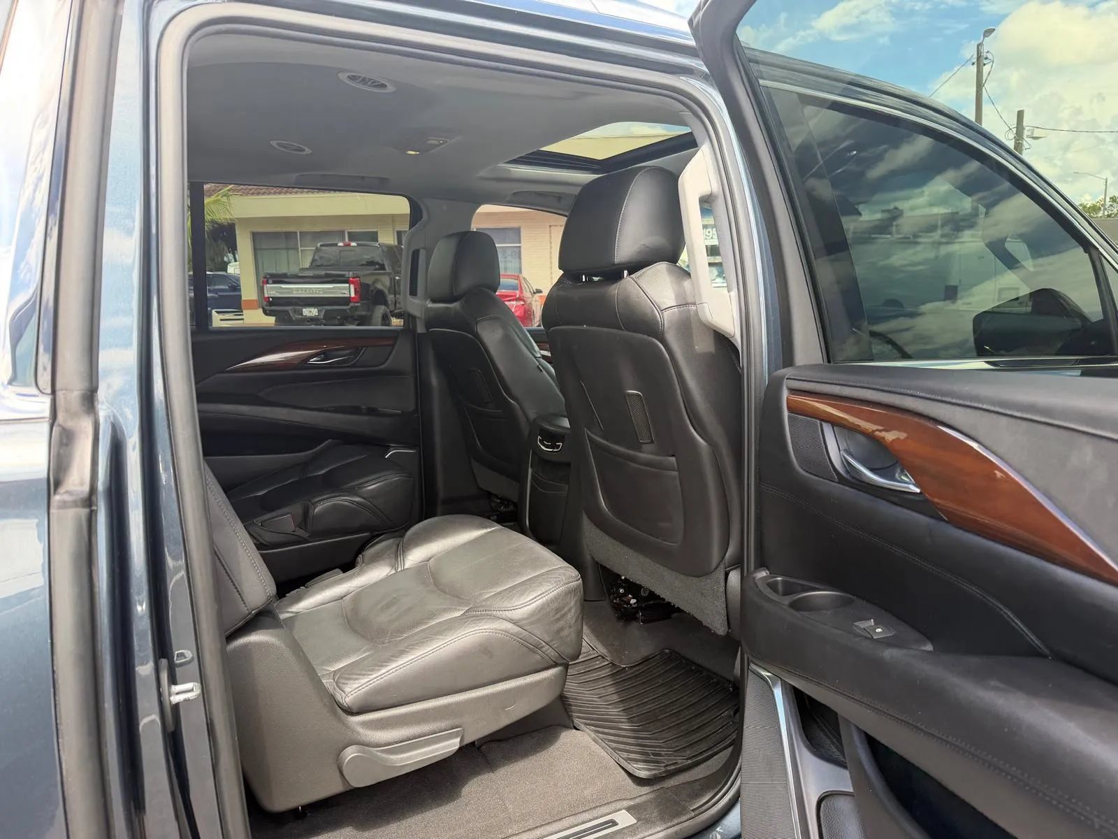Used 2019 Cadillac Escalade ESV Luxury AWD/4WD image 33