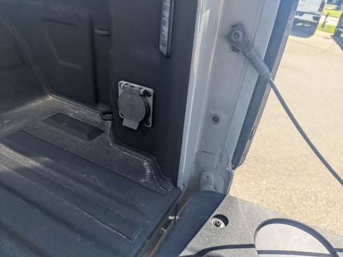 Used 2025 GMC Sierra 1500 AT4 w/ Technology Package AWD/4WD image 14