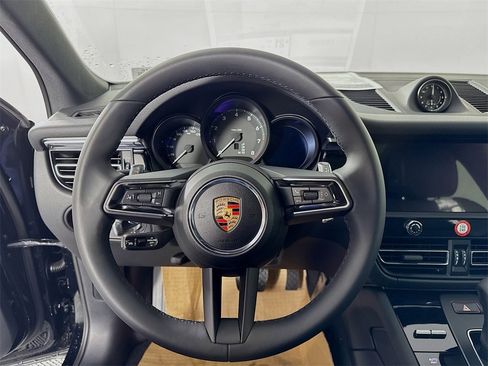 Certified 2025 Porsche Macan image 12