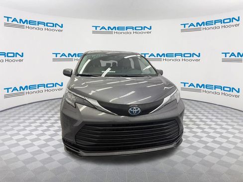 Used 2025 Toyota Sienna LE FWD image 8
