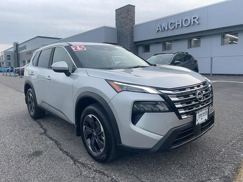 Used 2025 Nissan Rogue SV image 1