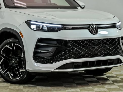 Certified 2025 Volkswagen Tiguan SEL R-Line AWD/4WD image 2