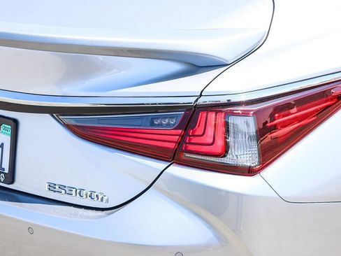 Used 2025 Lexus ES 300h w/ Premium Package FWD image 10