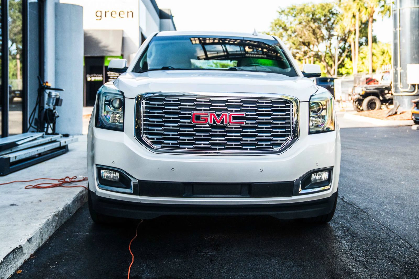 Used 2018 GMC Yukon Denali w/ Open Road Package RWD image 3