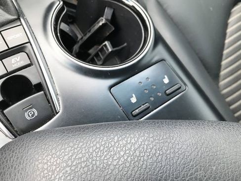 Used 2019 Toyota Camry SE image 5