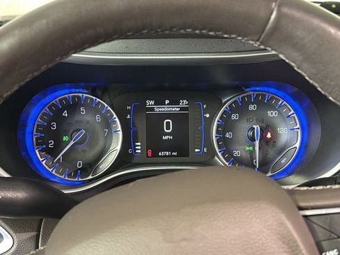 Used 2020 Chrysler Pacifica Touring-L image 21