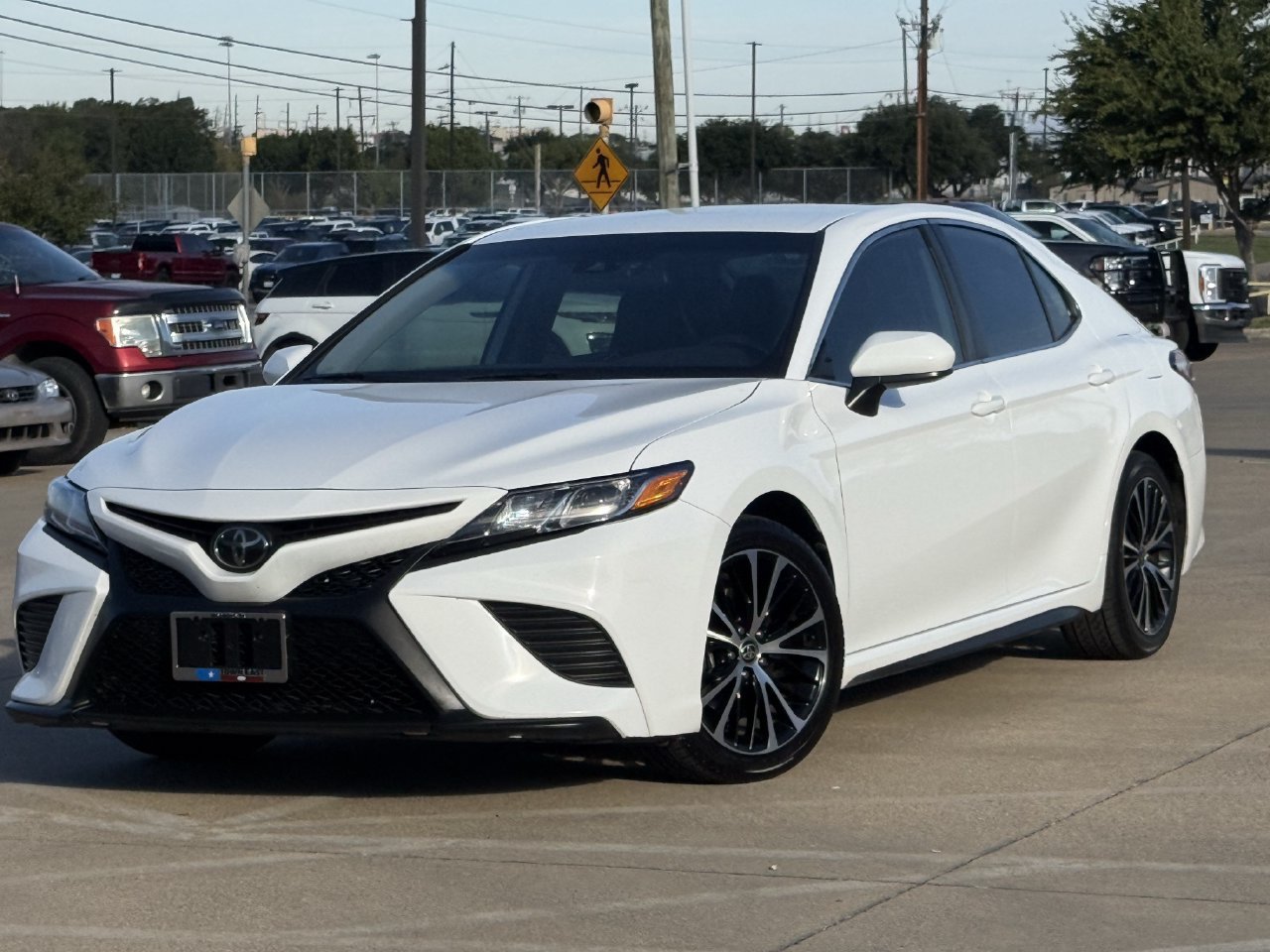 Used 2020 Toyota Camry SE FWD image 2