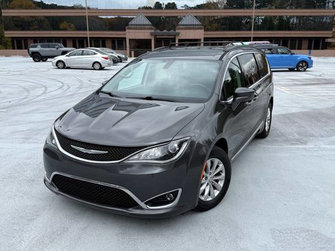 Used 2017 Chrysler Pacifica Touring-L image 3