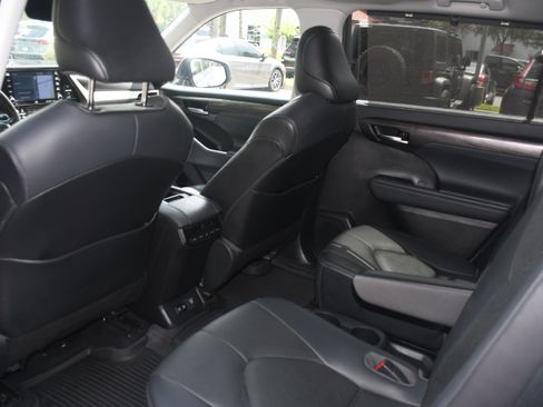 Certified 2021 Toyota Highlander Limited AWD/4WD image 17