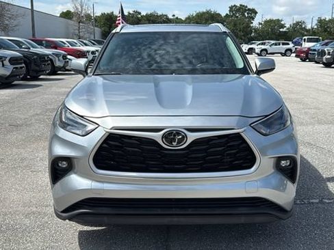 Used 2023 Toyota Highlander XLE FWD image 2