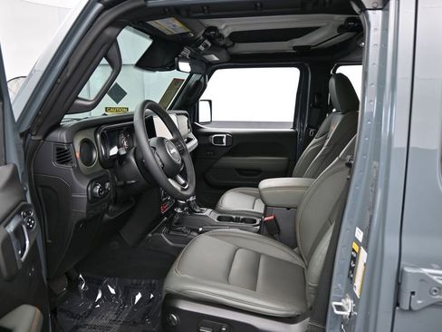 Used 2026 Jeep Gladiator Mojave AWD/4WD image 11