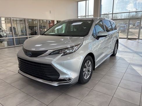 Used 2021 Toyota Sienna XLE image 1