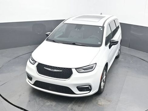 Used 2026 Chrysler Pacifica Limited FWD image 49