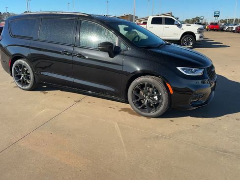 New 2026 Chrysler Pacifica Limited w/ S Appearance Package image 3