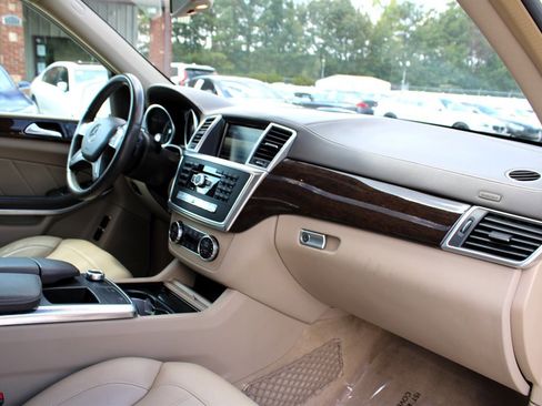 Used 2014 Mercedes-Benz GL 450 4MATIC w/ Appearance Package image 18