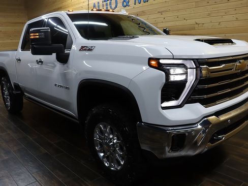 Used 2025 Chevrolet Silverado 2500 LTZ w/ LTZ Convenience Package AWD/4WD image 2