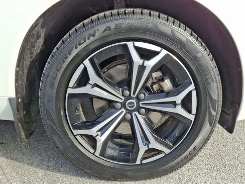 Certified 2022 Volvo XC60 B5 Momentum w/ Climate Package image 8