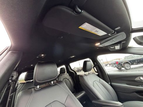 Used 2025 Chrysler Pacifica Select FWD image 28