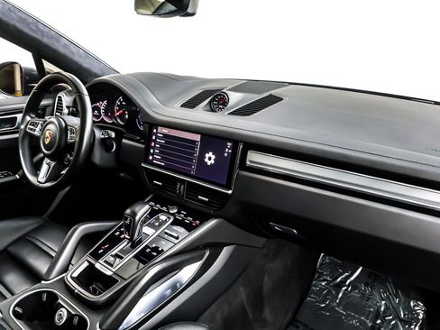 Used 2022 Porsche Cayenne Turbo w/ Assistance Package image 16