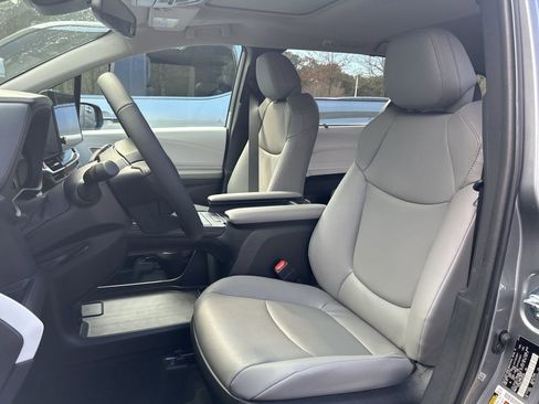 New 2026 Toyota Sienna XLE image 3
