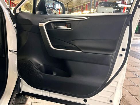 Used 2023 Toyota RAV4 SE image 12