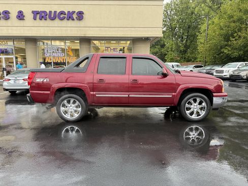 Used 2005 Chevrolet Avalanche Z71 w/ Sun And Sound Package image 7