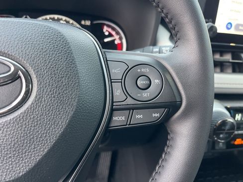 Used 2025 Toyota RAV4 XLE image 18