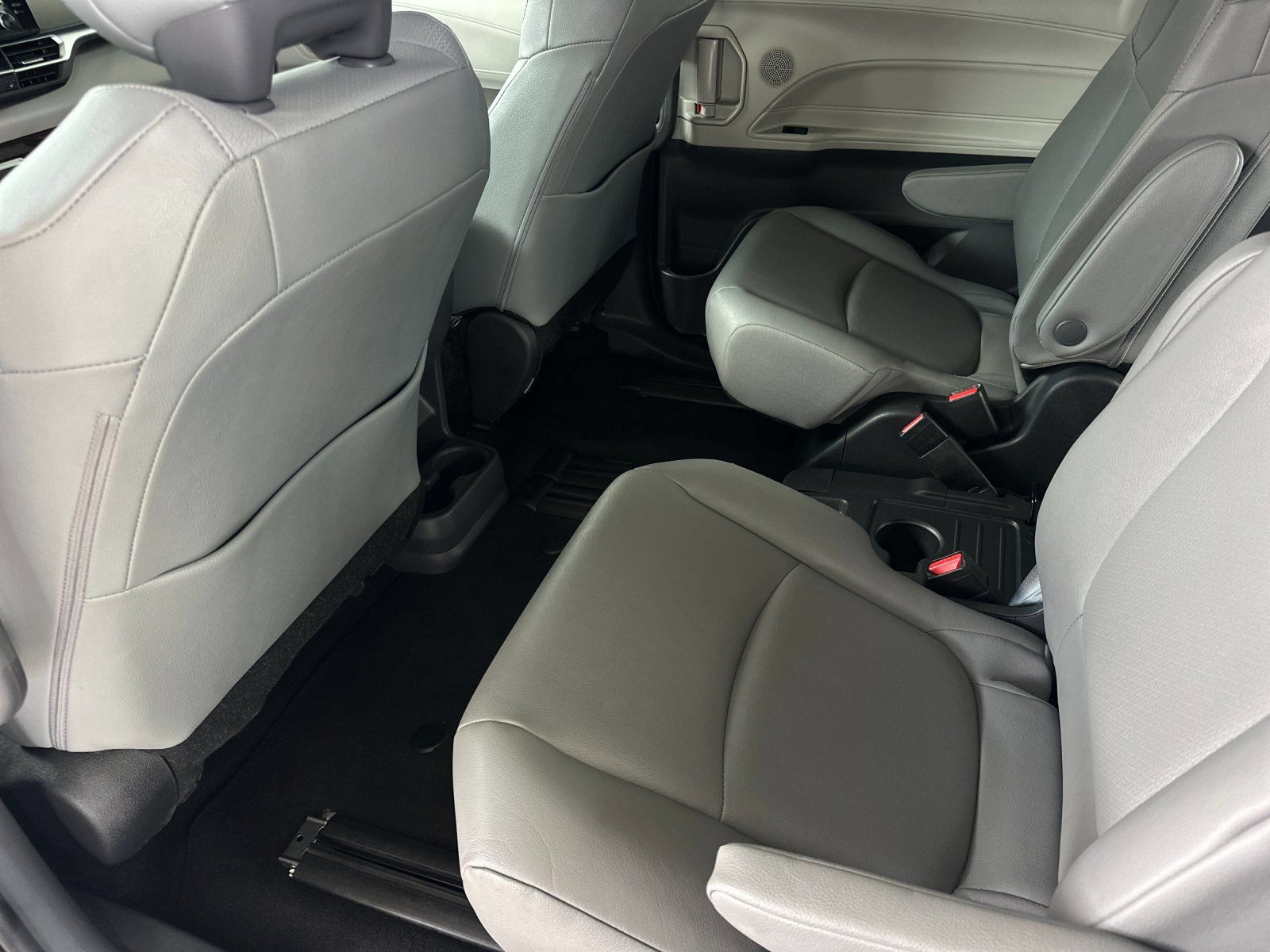 Used 2024 Toyota Sienna XLE FWD image 11