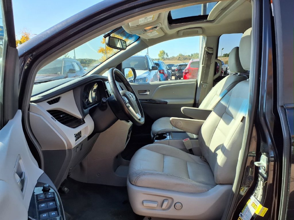 Used 2015 Toyota Sienna XLE w/ XLE Navigation Package FWD image 12