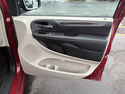 Used 2015 Chrysler Town & Country Touring-L w/ Driver Convenience Group image 17