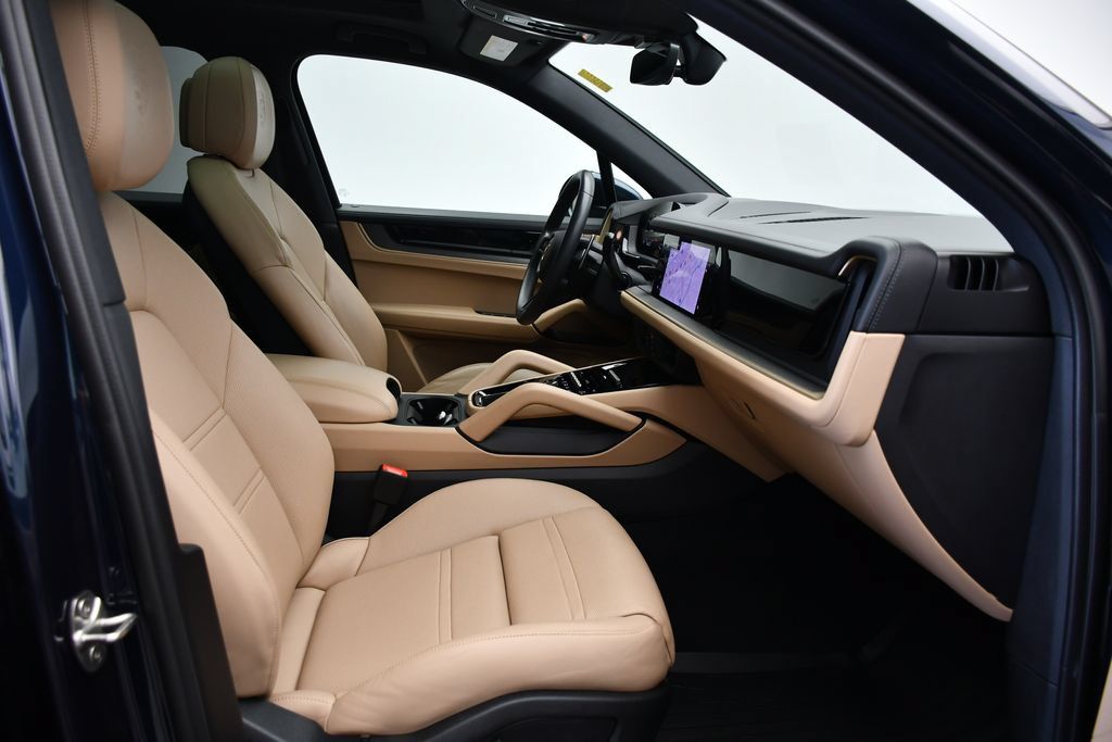 Certified 2025 Porsche Cayenne AWD/4WD image 48