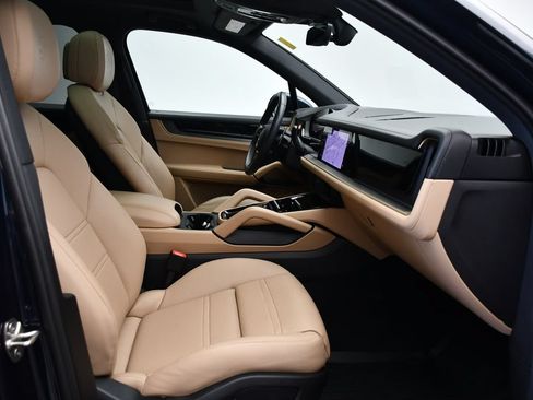Certified 2025 Porsche Cayenne AWD/4WD image 48