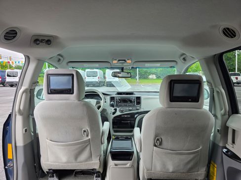 Used 2012 Toyota Sienna LE w/ Towing Pkg FWD image 12
