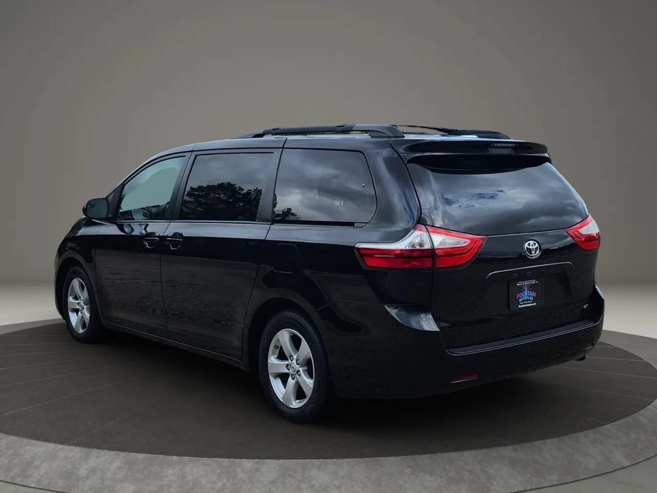 Used 2016 Toyota Sienna LE w/ Four Season Floor Mat Package FWD image 3