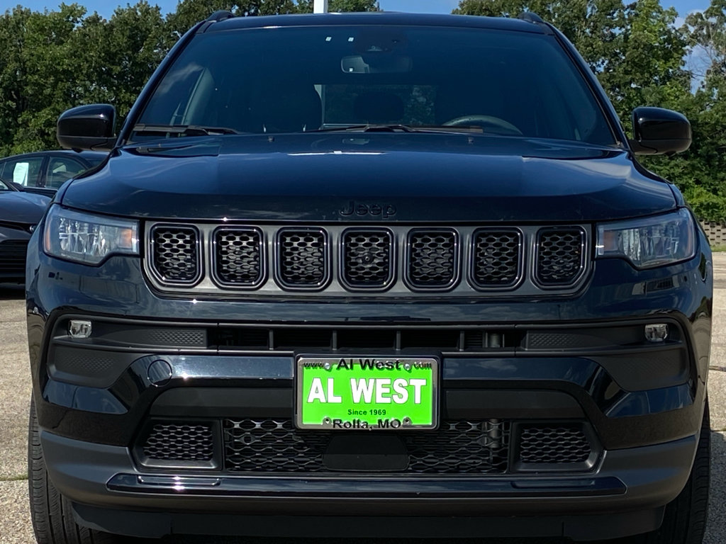 Used 2023 Jeep Compass Latitude w/ Sun and Sound Group AWD/4WD image 8