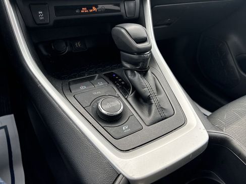 Used 2025 Toyota RAV4 XLE image 19
