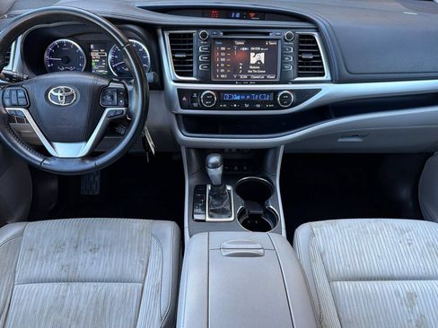 Used 2019 Toyota Highlander Plus AWD/4WD image 14