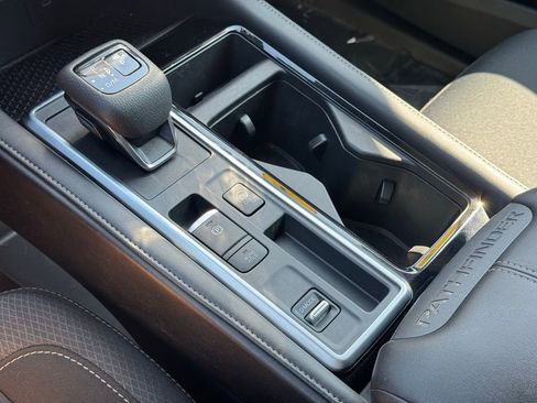 Used 2024 Nissan Pathfinder SV image 35