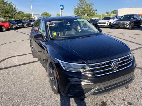 Used 2024 Volkswagen Tiguan SE w/ Panoramic Sunroof Package AWD/4WD image 1