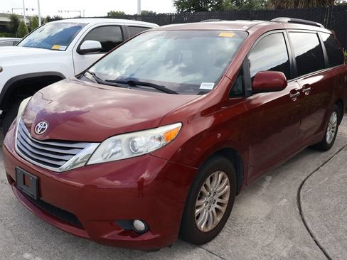 Used 2017 Toyota Sienna XLE w/ XLE Navigation Package FWD image 2