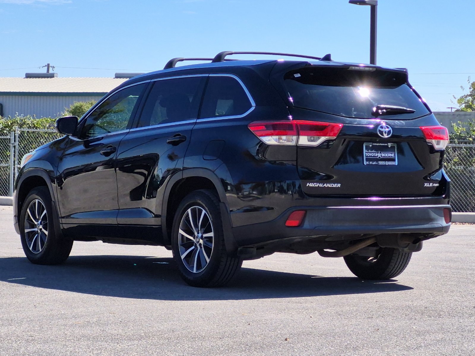Used 2017 Toyota Highlander XLE AWD/4WD image 3