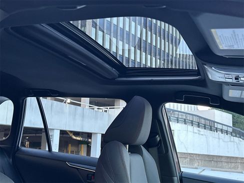 Used 2021 Toyota RAV4 SE image 14