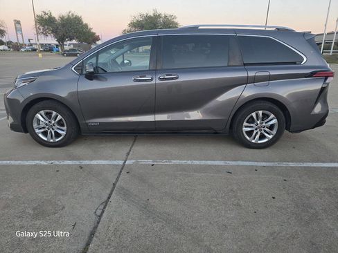 Used 2021 Toyota Sienna Limited image 9