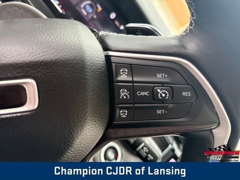 Used 2022 Jeep Grand Cherokee Limited image 41