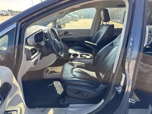 Used 2020 Chrysler Pacifica Touring-L FWD image 18