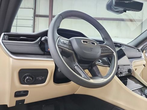 Used 2023 Jeep Grand Cherokee L Limited w/ Luxury Tech Group II AWD/4WD image 19