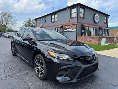 Used 2019 Toyota Camry SE FWD image 3