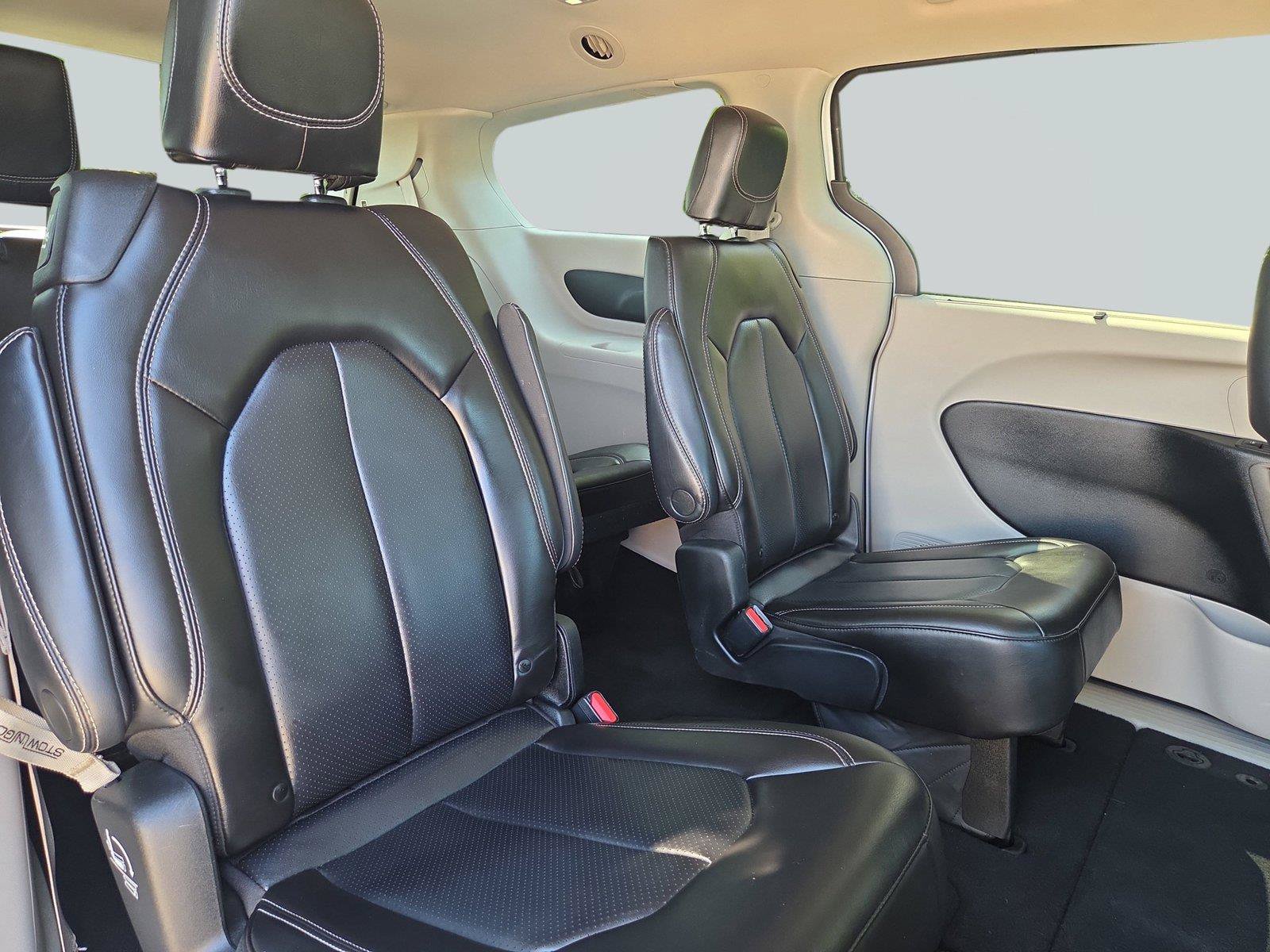 Used 2023 Chrysler Pacifica Touring-L FWD image 36